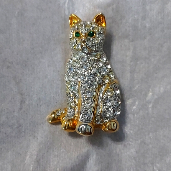 unknown Jewelry - Rhinestone Cat with Green Stone Eyes Goldtone Metal Brooch Pin